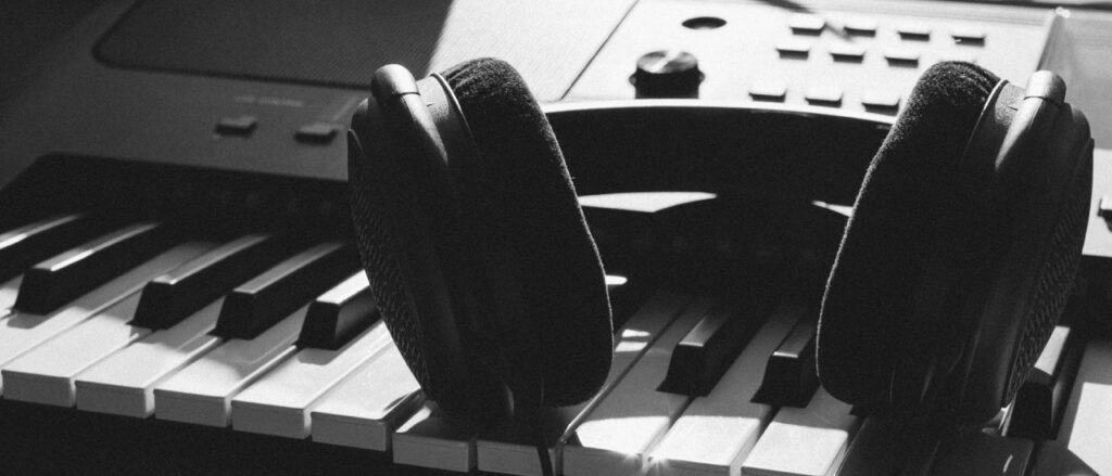 photo piano et casque
